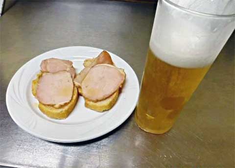 Montadito de Lomo de Orza en Pan con Salmorejo del Bar Casa EL CATETO