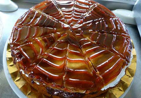 Tarta de Bizcocho Nata y Frutos Rojos del Bar Casa EL CATETO